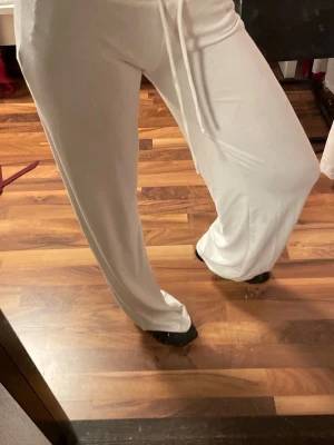 Nelly: My chill pants - Säljer ett par My chill pants från Nelly i färgen White. Jag är 159 och har xs i byxorna men dom är lite långa i benen, men annars är dom low waist och snygga. Hade rekommenderat xxs för dom som är lite kortare. Kan tillägga att dom är ganska genomskinliga dock. Skirv om ni är intresserade❤️