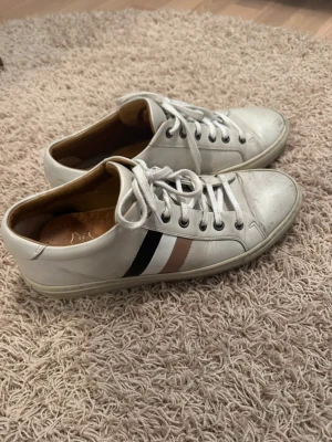 Hugo boss skor - Snygga vita hugo boss sneakers i storlek 42/43. 