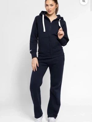 Russemerch set - säljer mitt marinblåa russemerch sett som är använd sparsamt. Nypris är 1250kr. Tröjan är i storlek S och byxorna är i storlek XS LONG EDITION