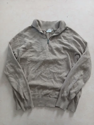 Beige halfzip tröja från Kappahl - Beige stickad tröja från Kappahl. Enkel att matcha med jeans eller chinos. Nästan aldrig använd. Pris är förhandlingsbart