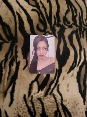 Fotokort Yuna Itzy - Ett fotokort med Yuna Itzy. Kortet har rundade hörn. Perfekt för samlare eller dekoration.