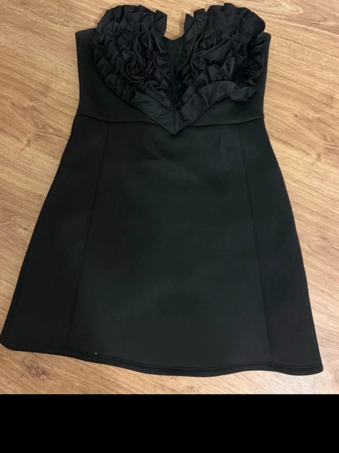 Svart kort klänning med volang - 1