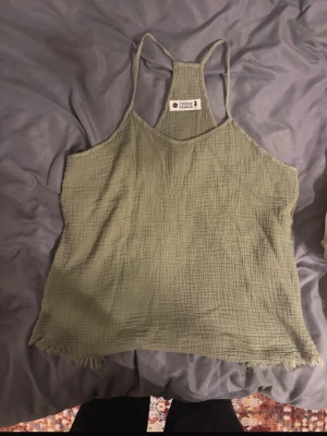 Green summer top - Pretty oversized so if you want it smaller you’ll have to adjust it yourself #summer #summershirt #summertop #greentoo #linen #linentop #linenshirt #greenshirt #summervibes