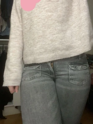 Flare front pocket bootcut jeans - Snygga lågmidjade grå jeans med flare ben från gina young.  Är sprättade upp då jag ville att dem skulle bli längre. Finns slitningar som är gjorda med flit där nere och de finns ett litet hål där men inget man märkwr mycket. Står 164 på lappen men motsvarar s/xs. Ge gärna prisförslag💗