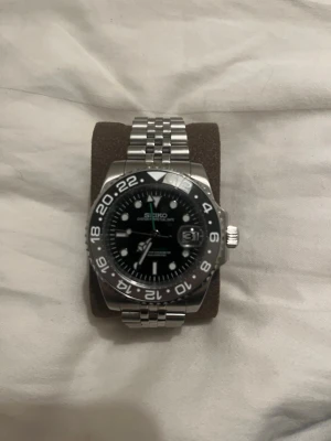 Seiko mod Bruce Wayne - Storlek: 40 mm tjocklek: 13 mm automatisk rörelse med 41 timmars gångreserv. Jubileeband och i fint skick