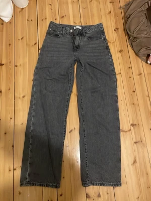 Gråa baggy jeans - Säljer ett par lite baggy jeans som inte kommer till användning längre💗 innerbenslängd: 76cm midjemått: 36cm midwaist skulle jag säga