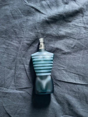 Jean paul gaultier le male - Bra skick. 75ml flaska, ungefär 65ml kvar. Bra herrparfym. Skickar samma dag som nån köper