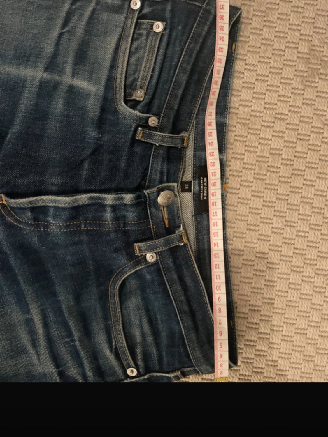 Mörkblå slim fit jeans med slitningar - 2