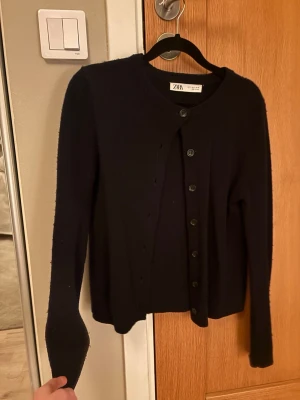 Mörkblå kofta från Zara - Mörkblå stickad kofta från Zara 💘