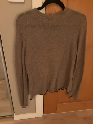 Beige stickad tröja med volangkant - Beige stickad sheer topp från Zara men söt volang kant 