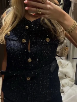 Jättefin mörkblå topp med guldknappar - Den är som helt ny använt cirka 2ggr! Skriv för mer bilder