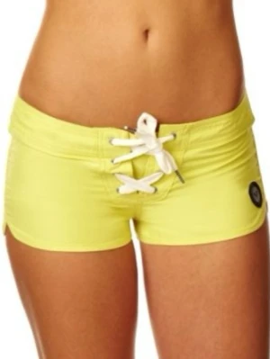 Gula shorts med snörning  - Snygga ljusgula shorts från Roxy med vit snörning framtill och liten logga på sidan. Modellen är lågmidjad och har en tight passform, perfekta för sommaren eller stranden. Materialet känns lätt och snabbtorkande. Vintage surfshorts i grunden. De har även en ficka där back.