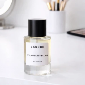 Ny ESSNCE ”STRAWBERRY ECLAIR” 50ml - Den ska vara helt ny, oanvänd & i originalskick. Pris: ca 200–250kr! Snabb och smidig affär prioriteras. Hör gärna av dig om du har denna parfymen till salu! Tack! 🌸