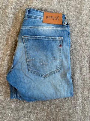 Replay - Snygga blå jeans från Replay med klassisk femficksdesign och ljusa slitningar på låren. Jätte fina byxor för ett bra pris, kom dm vid frågor✅