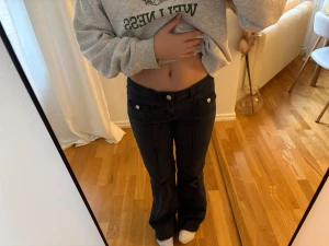 Lågmidjade jeans  - Säljer mina grå/svarta Lågmidjade jeans från H&M. Jeansen har lite slitningar längst nere vid foten se bild. Storlek 38 men passar mig som bruka ha 34 å 36❤️‍🔥🫶🏽
