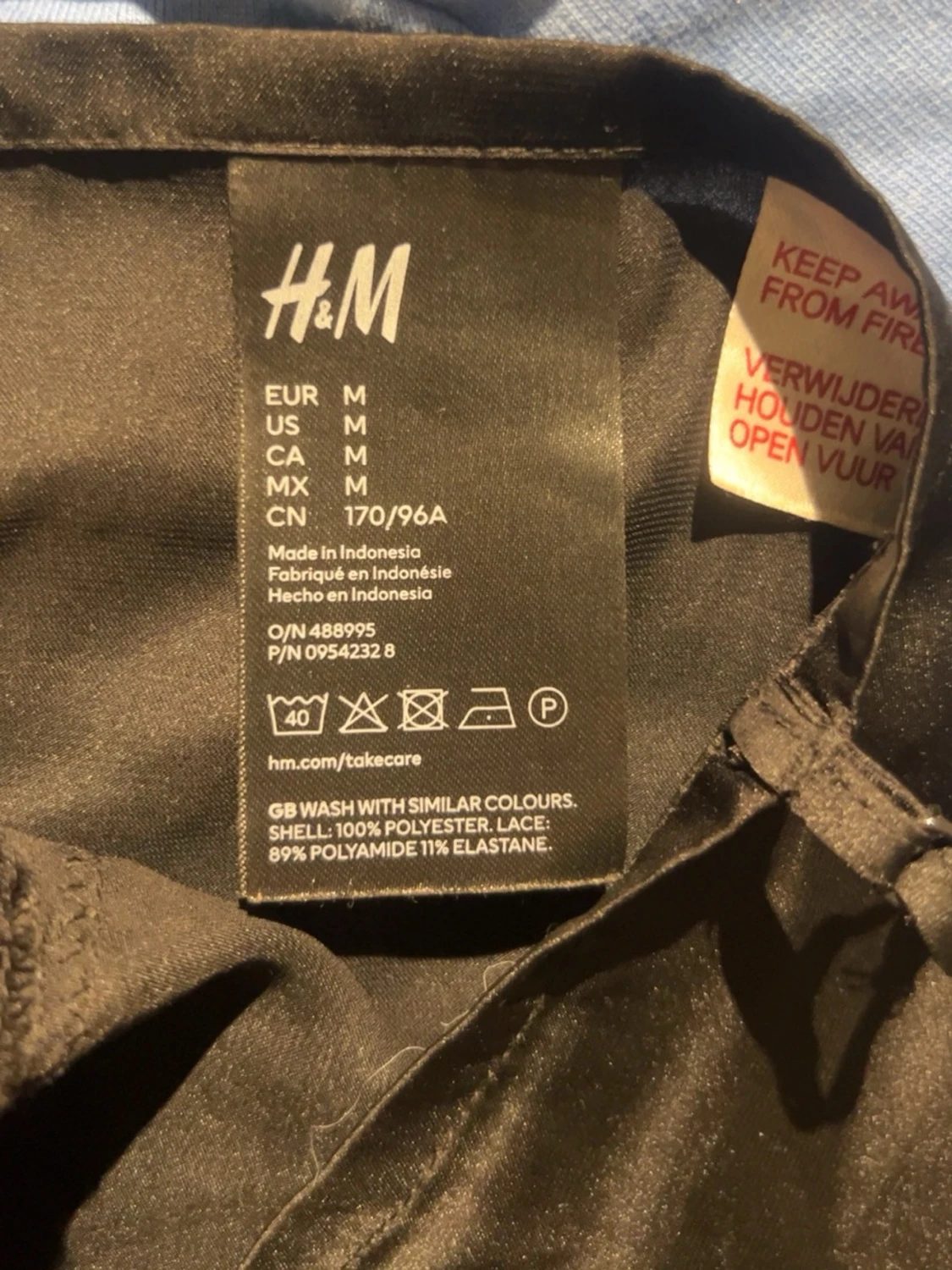 Svart spetslinne med tunna axelband - 2