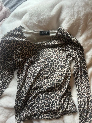 Leopardmönstrad långärmad topp - Snygg långärmad topp från Body med leopardmönster, sitter väldigt bekvämt då den är ganska stretchig. I storlek S/M skulle jag säga.