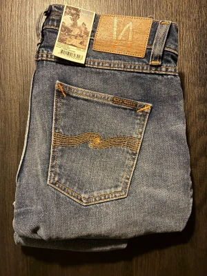 Nudie Jeans W29 L30 Lean Dean - Helt oanvända schyssta sprillans nya blå jeans från Nudie Jeans(NYPRIS‼️1600kr). Jeansen har en rak passform & är tillverkade i slitstarkt bomullsjeansmaterial. Perfekta för en avslappnad & stilren look. ‼️Kom med frågor om du är osäker. 😁