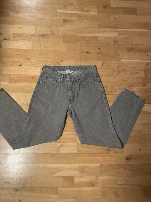 Grå raka jeans från Weekday - Snygga grå jeans från Weekday med rak passform och klassisk femficksdesign🔥 Jeansen har normal midja och är gjorda i ett slitstarkt denimtyg. Perfekta för en avslappnad och trendig look🔥 Storlek 30W 32L. Skriv vid minsta fundering och priset går att diskuteras speciellt vid snabb affär!✅🤝