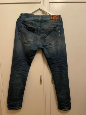 Dondup George jeans - Dondups speacial edition jeans. Riktigt sällsynta gjorda med extra find matrial! Nypris 4000kr säljer för endast 1099! Mycket bra skick