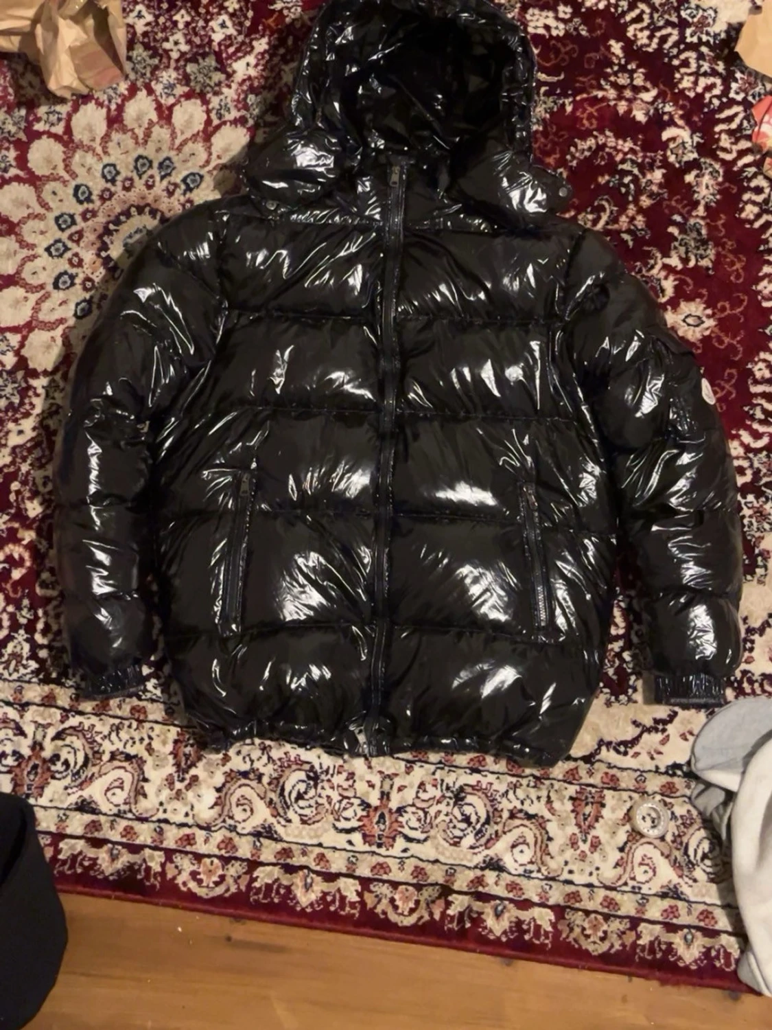 Svart glansig jacka med huva - 1