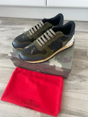 Valentino Garavani camo rockrunners  - Säljer dessa feta Valentino Garavani Rockrunner i grön-svart camouflage i storlek 43. Väldigt fint skick då de har använts sparsamt och mest stått och dammat i garderoben. Vid andra frågor är det bara komma dm. 