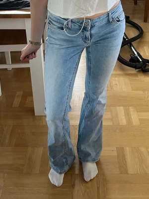 lågmidjade ljusblåa jeans - Lågmidjade jeans perfekt till våran, kommer inte längre till användning, som nya💕