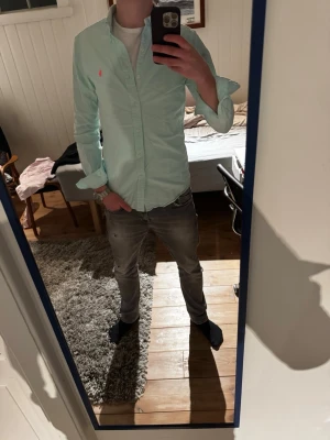 Ralph Lauren Skjorta - Snygg turkos grön Ralph Lauren skjorta | Kanon skick | Modellen på bilden är 182 och väger 70 kg | P21