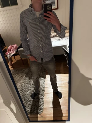 Ralph Lauren Skjorta - Snygg randig blå Ralph Lauren skjorta | Kanon skick | Modellen på bilden är 182 och väger 70 kg | P020