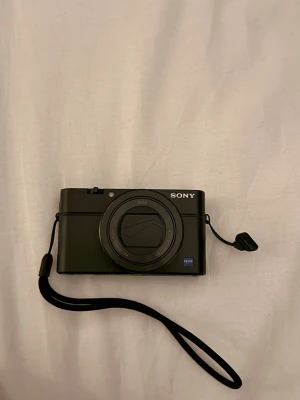 Sony rx100 cybershot iii - Kameran fungerar felfritt och har aldrig haft några problem. Det finns några mindre skrapor på skärmen, vilket är vanligt för denna modell, men inget som påverkar funktion, kvalitet eller användning – inget man tänker på när kameran är igång.  Medföljer: 	•	Laddare 	•	Minneskort 	•	Skyddsfodral till kameran