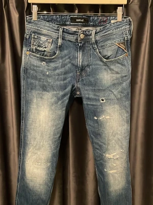 Replay anbass  - Replay anbass - skick 8/10, fint skick! - storlek 29/32 - sjukt feta jeans med väldigt schyssta slitningar - midja: 38cm, längd: 102cm 📏- hör av er vid frågor🙌