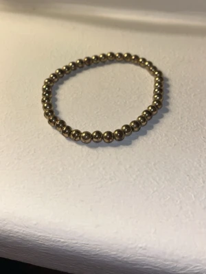 pärlarmband - är guldigt, men tyvärr rostigt därför billigt 