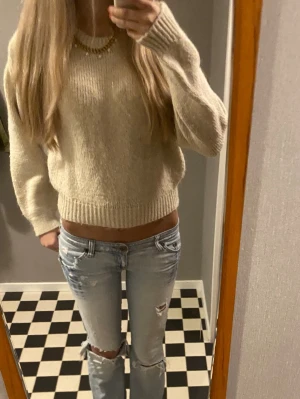 Stickad tröja  - Säljer denna stickade tröjan från Zara i storlek s 