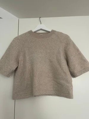Tröja i alpackablandning  - Stickad T-shirt i alpackablandning från &otherstories i storlek S! Har tyvärr krympt något i tvätten så den är lite mer som en XS nu 🤍🤍