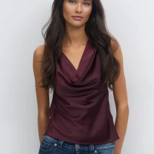 Vinröd satintopp med knyt i nacken - Snygg vinröd satintopp med draperad halsringning och halterneck. Från Gina Tricot Young 14+ i storlek M. Helt ny med prislapp kvar 🤍