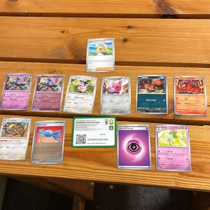 Pokémonkort samling - Samling med Pokémonkort, inklusive Xerneas, Kirlia, Gumshoos, Rare Candy och fler. Perfekt för dig som vill börja samla eller bygga din egen lek! Färgglada kort med coola illustrationer och olika krafter. Passar både nybörjare och erfarna samlare.