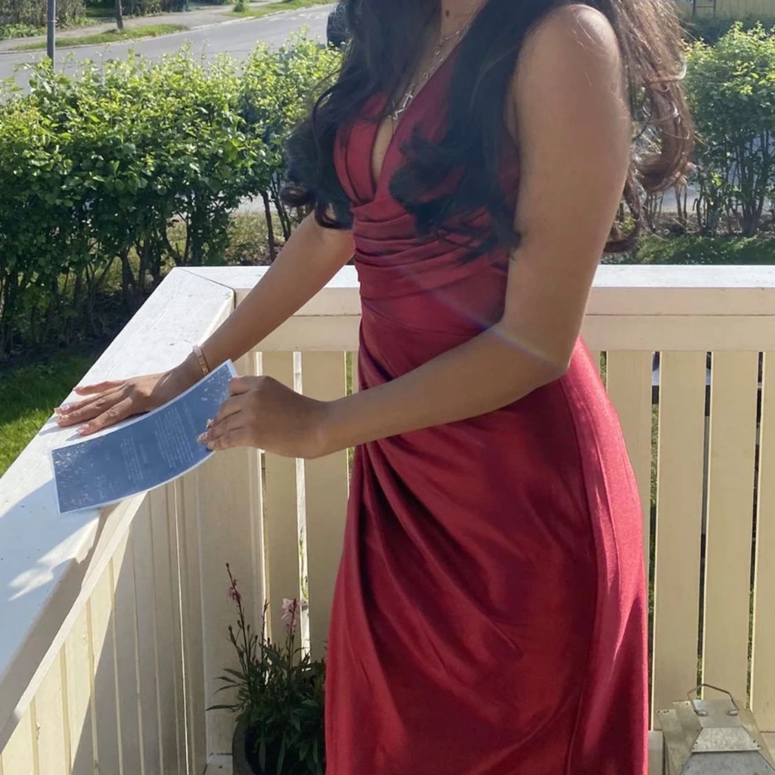 Vinröd långklänning med slits - 1