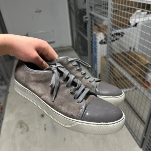 Lanvin skor  - Säljer nu dessa extremt eftertraktade Lanvin skor i den ovanliga färgen grå! Grymt skick, inga defekter - ser exakt ut som på bilderna! Storlek 43! Skriv gärna vid frågor 💬✌️