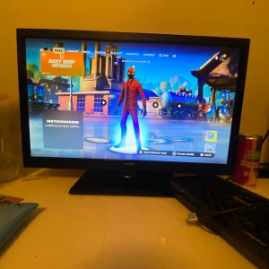 Andersson LED TV - Snygg Andersson LED TV med klar bild, perfekt för gaming och film. Skärmen visar inga synliga repor eller skador. Fungerar utmärkt med spelkonsoler och har HDMI-ingång. Perfekt för dig som vill ha en prisvärd och pålitlig TV till spelhörnan.