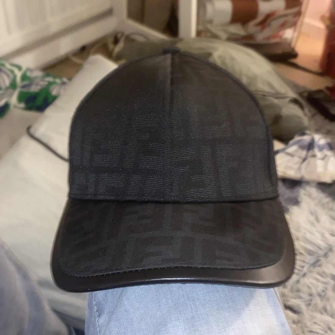 Svart Fendi keps med monogram