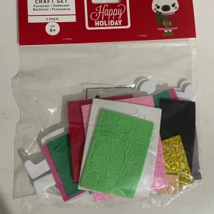 Pyssel set  - Pysselset med färgglada skumark och glitterark, avsett för hobby och kreativa projekt. Setet är förpackat i en plastpåse och passar barn från 6 år. Perfekt för julpyssel och dekorationer. 