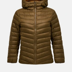 Brun dunjacka från Peak Performance - Snygg brun dunjacka från Peak Performance med huva och dragkedja framtill. Jackan har ett quiltat mönster och är tillverkad i lätt syntetmaterial med dunfyllning. Perfekt för kalla dagar och har en clean, sportig look som funkar till många stilar. Det är inte exakt samma men likande form peak❤️ 