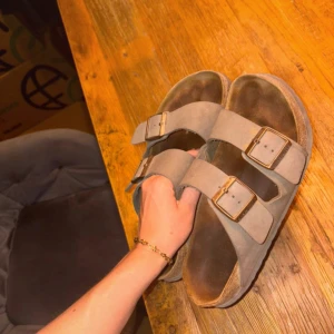 Birkenstock  - Säljer ett par klassiska Birkenstock sandaler i färgen beige. Storleken är 40