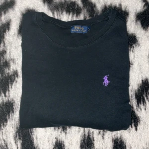 Svart tröja Polo Ralph Lauren - Svart  tröja från Polo Ralph Lauren i mjuk bomull. Super bra, perfekt till hösten och vintern. Priset kan diskuteras.
