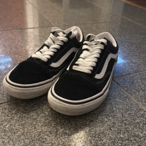 Svartvita Old Skool Vans - Klassiska Vans Old Skool sneakers i svart mocka och canvas med vit sula och ikonisk vit sidorand. Skorna har snörning, rund tå och lågt skaft. Bra kvalité, lätt använda. Pris kan diskuteras(: