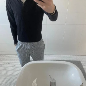 Mörkblå half zip tröja från These Glory Days - Säljer en mörkblå långärmad tröja från These Glory Days med half zip och hög krage. Tröjan är i 100 procent merinoull och är i storlek m, passar dock mellan 165-175 då den är lite liten i storleken.