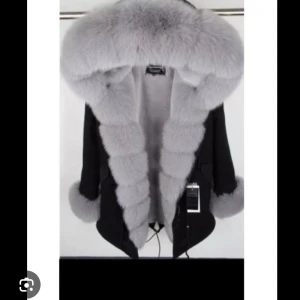 Fatima parka - Hej säljer nu min fina Fatima parka köpt från vivanilla nypris :4800 använd en vinter i bra skick helt ny pris kan diskuteras 