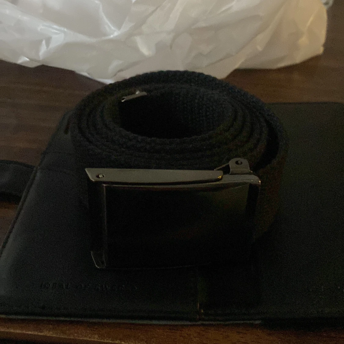 Svart tygbälte med metallspänne