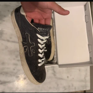 Premiata  - Säljer min mörkblå premiata skor. Storlek 41-42 Nypris 3600 Skick8,4 Mitt pris 1699 Hör av er vid minsta fråga!