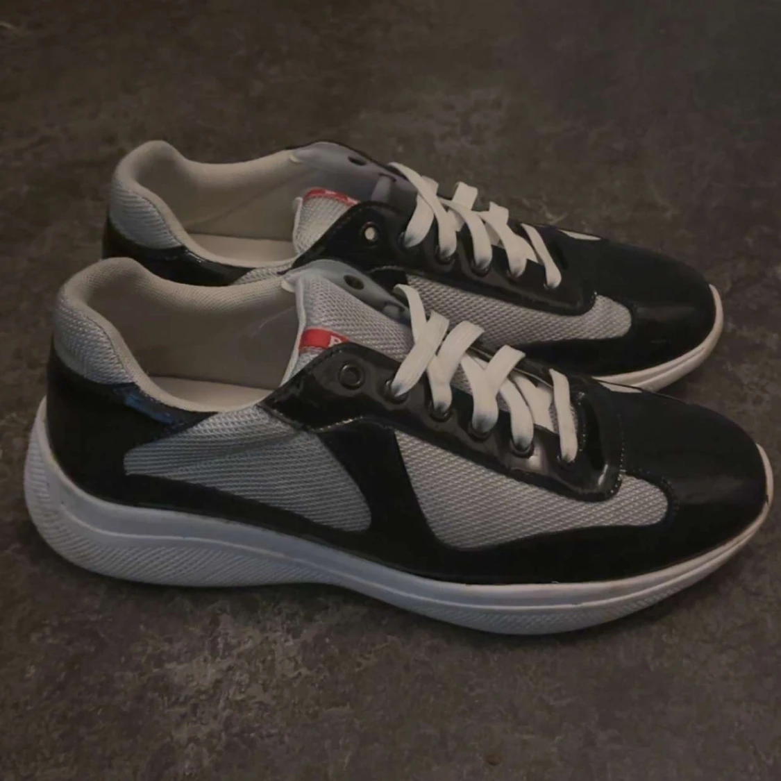 Prada sneakers svart och vit mesh - 2